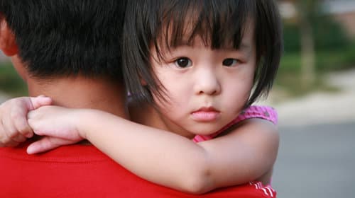 Rối loạn lo âu chia ly ở con trẻ và cách điều trị mà bố mẹ nên biết