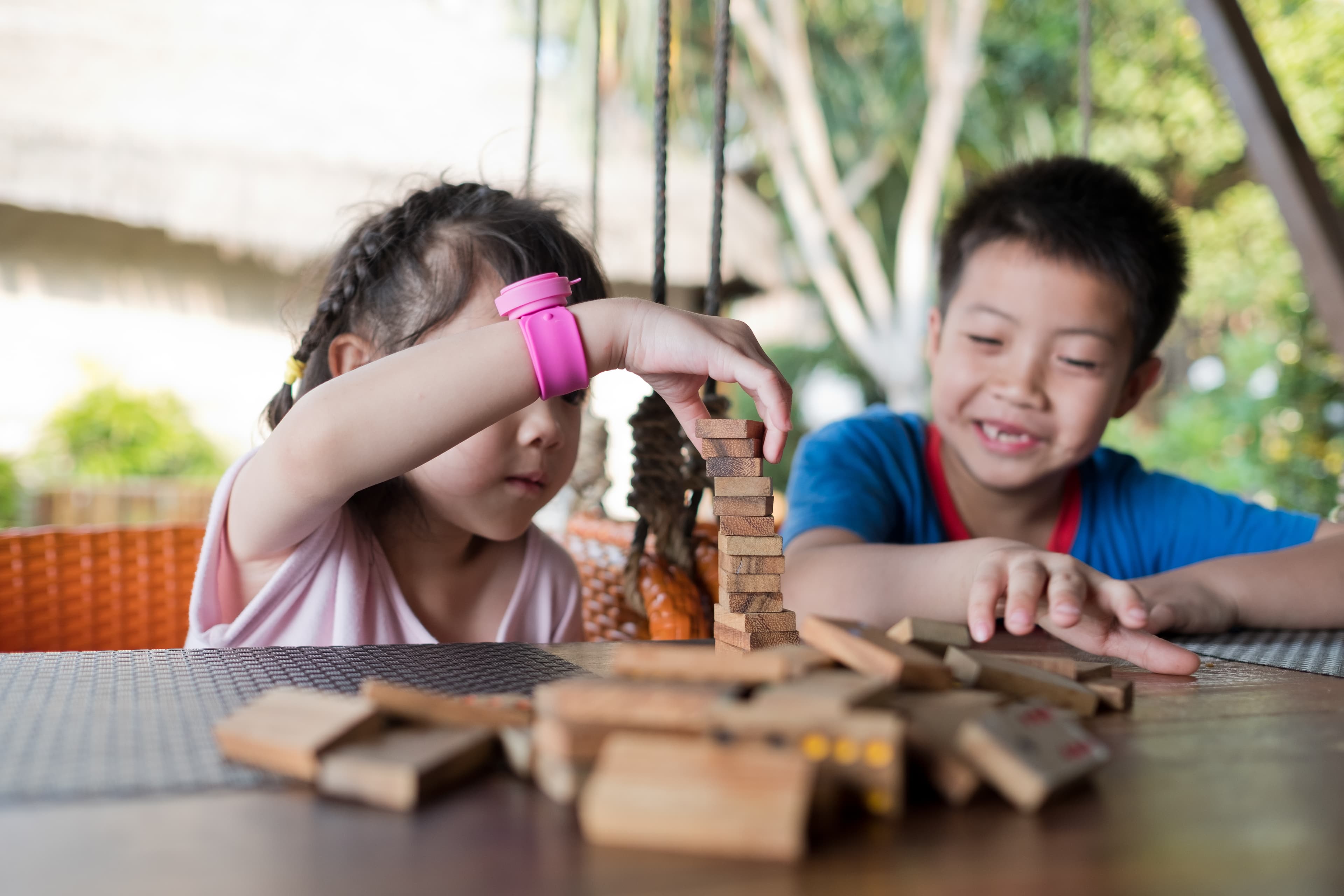 Can thiệp cá nhân và can thiệp nhóm cho trẻ tự kỷ: Nên lựa chọn hình thức nào?