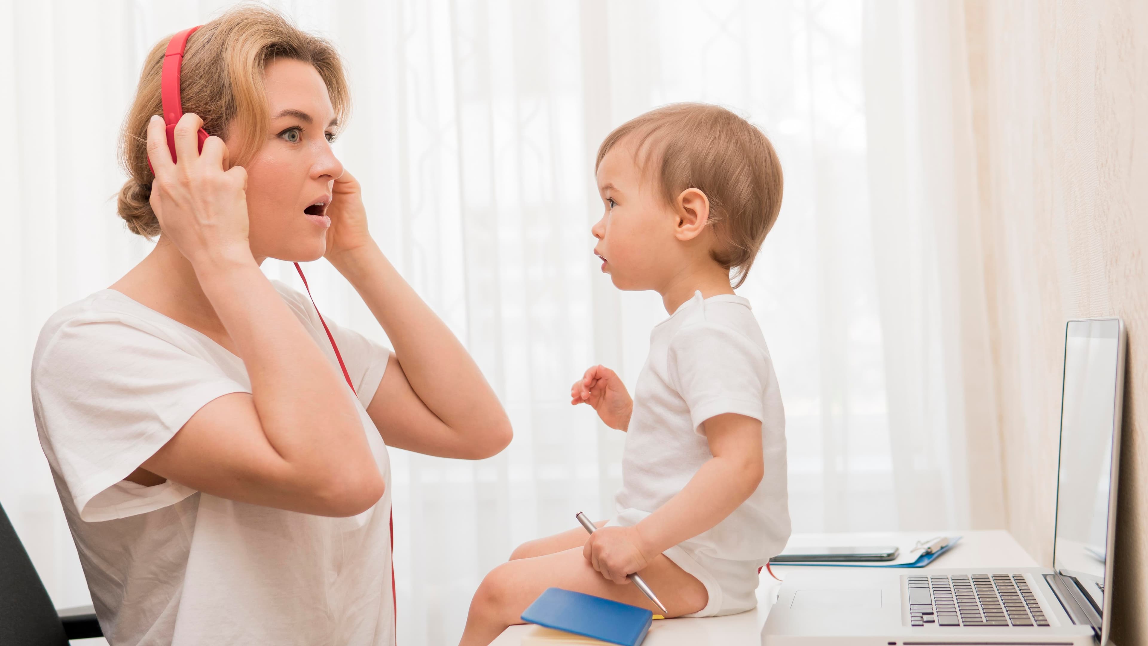 Trẻ không phản ứng khi được gọi tên, ba mẹ nên làm gì? Có cần can thiệp sớm không?