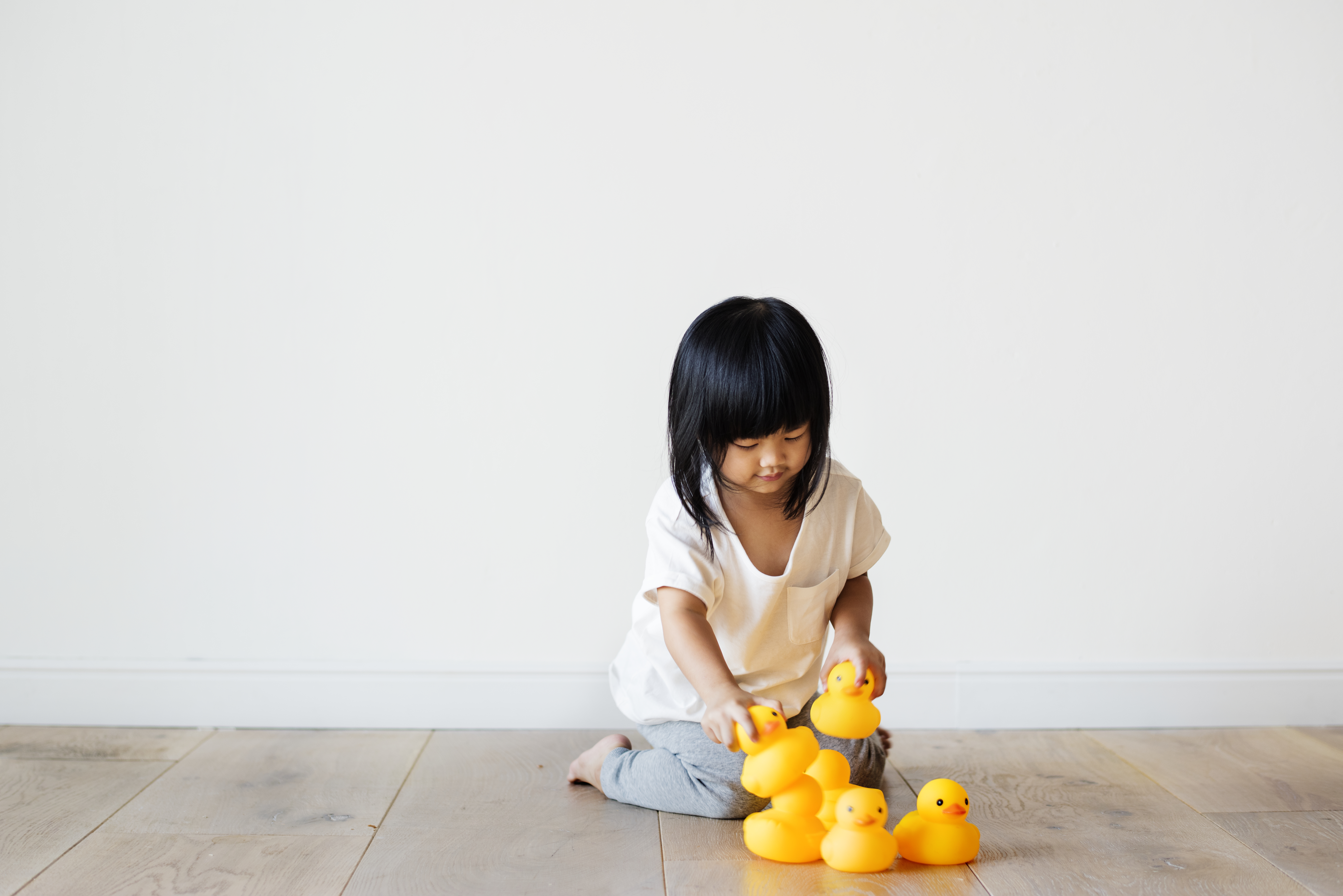Làm thế nào để can thiệp sớm giúp trẻ chuyển từ chơi một mình sang chơi cùng người khác?